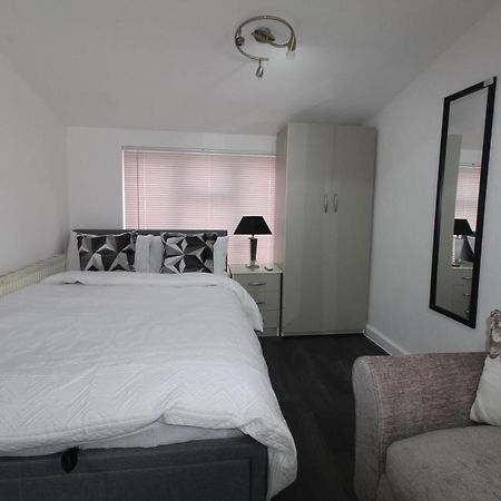 Studio 2 Min Walk To Upton Park Station London Exterior photo